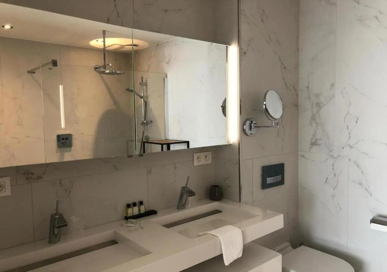 Acropolis - Luxury Appartments I Hotelservice And Parking 米德尔克尔克 4*,  比利时